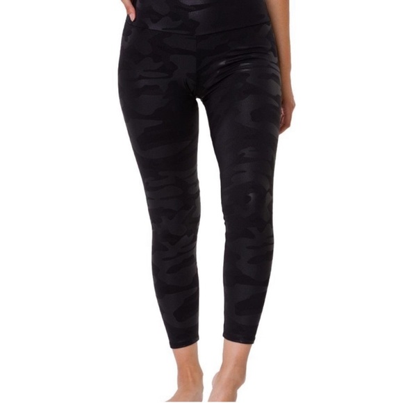 Onzie foil midi legging in black camo - Picture 2 of 6